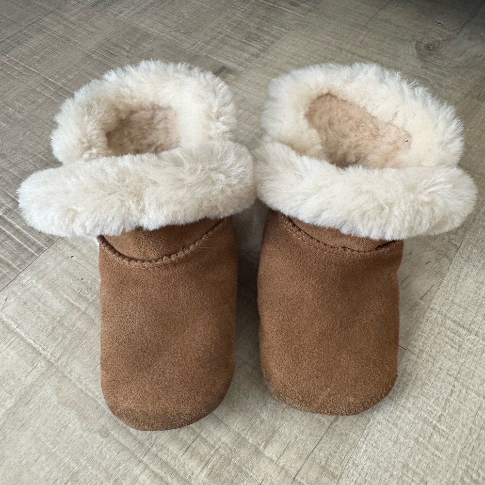 UGG Kids Chestnut Sheepskin Slipper Boots with Cream Fur Trim size 4/5 toddler